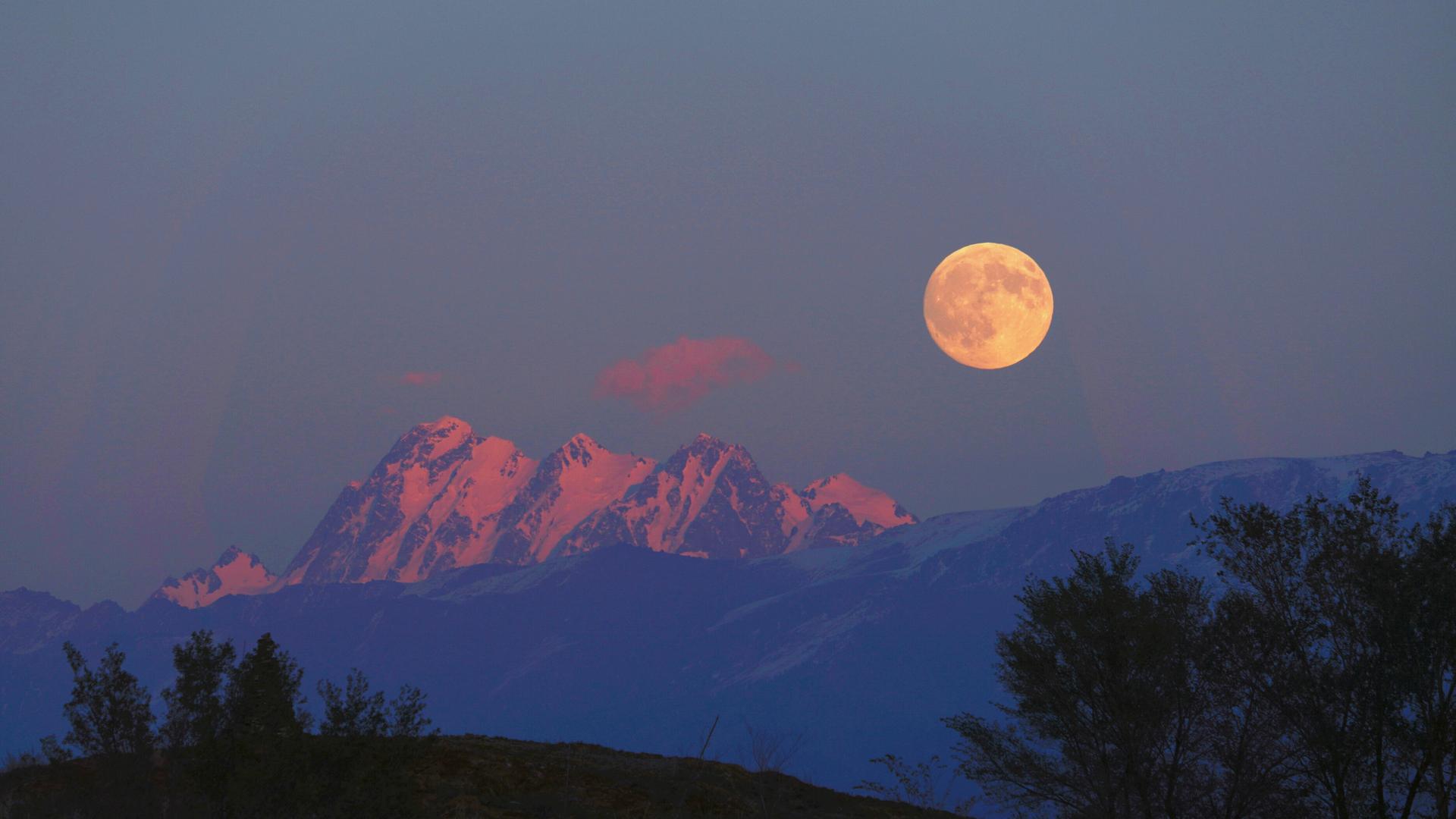 Vollmond über einem Gebirgszug Vollmond über einem Gebirgszug