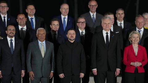 Teilnehmer des EU-Gipfels posieren für das Familienfoto. 