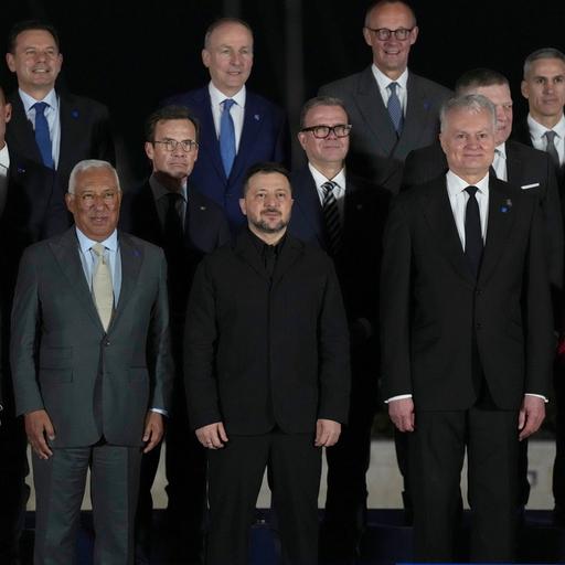 Teilnehmer des EU-Gipfels posieren für das Familienfoto. 