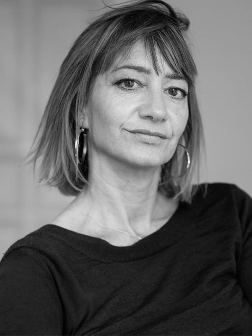 Porträt der französischen Schriftstellerin und Journalistin Prune Antoine.