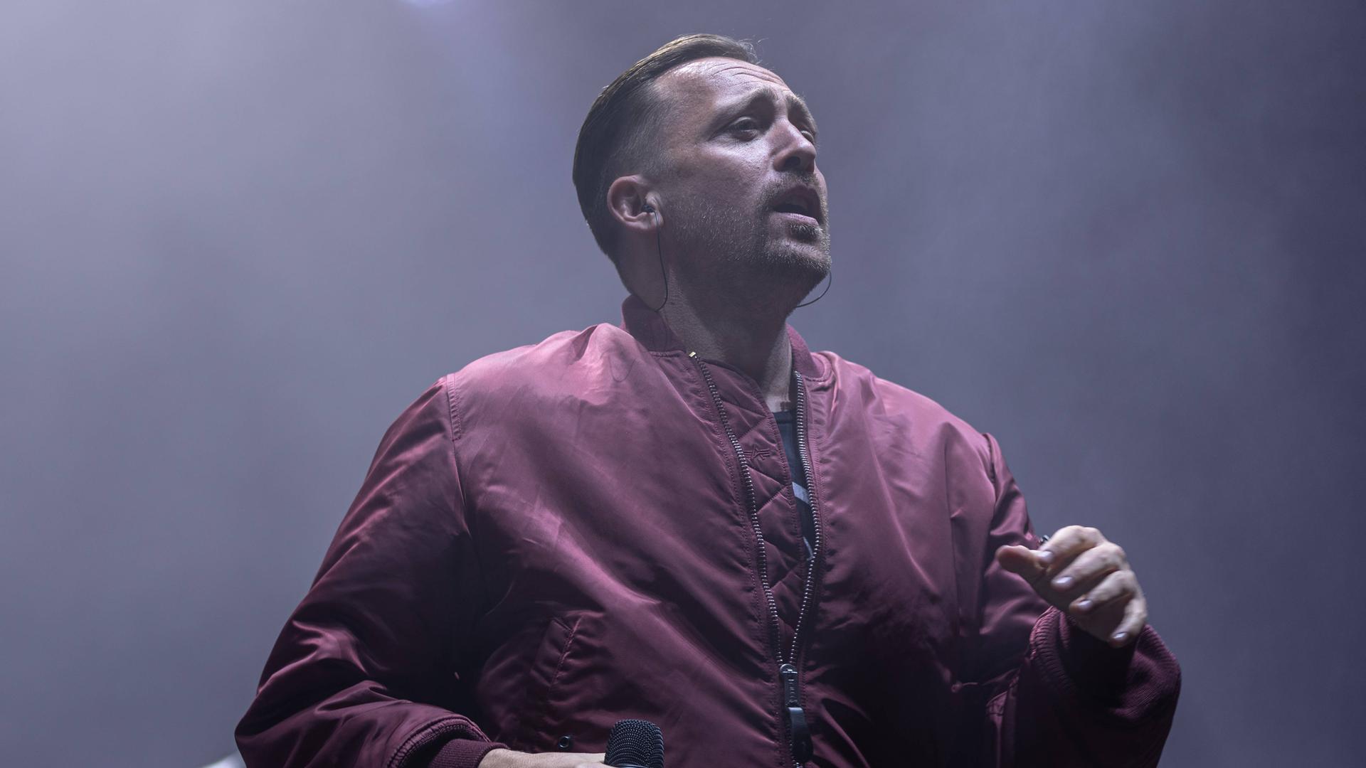 Daniel PONGRATZ Danger Dan von der deutschen Hip-Hop Band ANTILOPEN GANG beim Live Auftritt auf der Orbit Stage - Das 3 Tage Festival ROCK AM RING vom 07. Bis 09. Juni 2024 am Nürburgring in der Eifel ist das traditionsreichste Rockfestival Deutschlands. Daniel PONGRATZ Danger Dan von der deutschen Hip-Hop Band ANTILOPEN GANG beim Live Auftritt auf der Orbit Stage - Das 3 Tage Festival ROCK AM RING vom 07. Bis 09. Juni 2024 am Nürburgring in der Eifel ist das traditionsreichste Rockfestival Deutschlands.