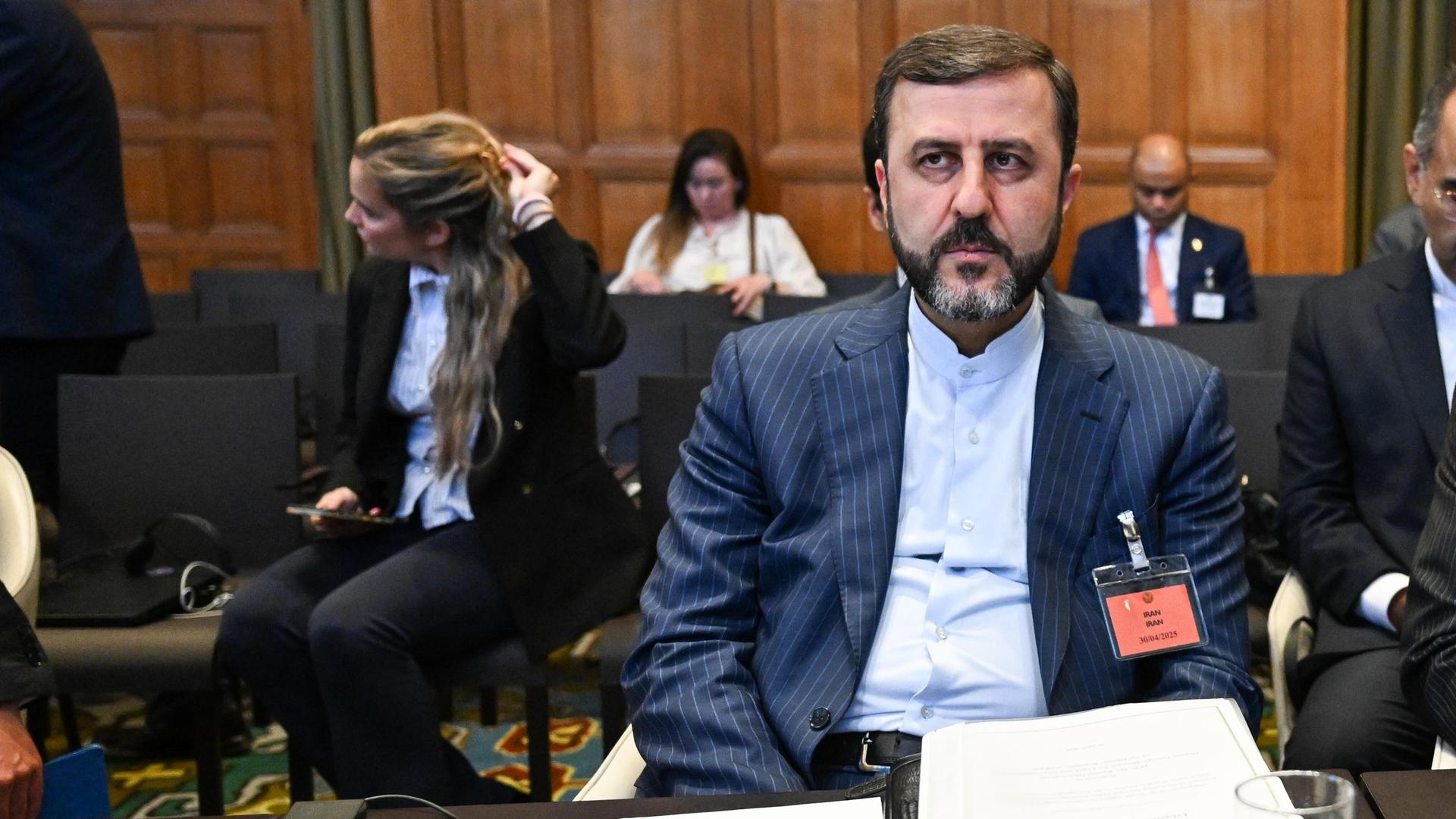 Der stellvertretende iranische Außenminister Kazem Gharibabadi schaut nachdenklich 