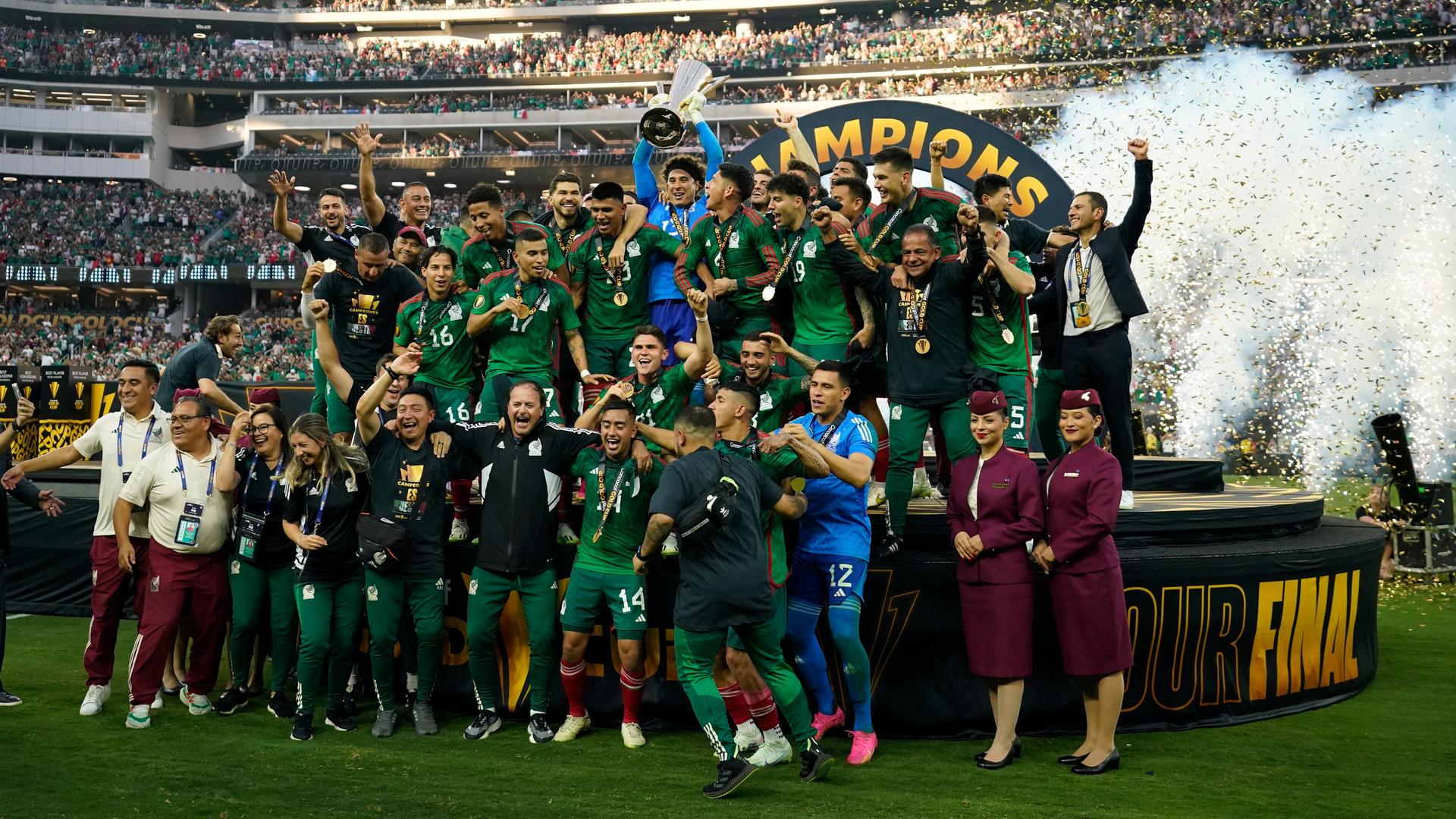 Die Fußballer der mexikanischen Nationalmannschaft feiern den Sieg im Gold-Cup und halten den Pokal hoch. Die Fußballer der mexikanischen Nationalmannschaft feiern den Sieg im Gold-Cup und halten den Pokal hoch.