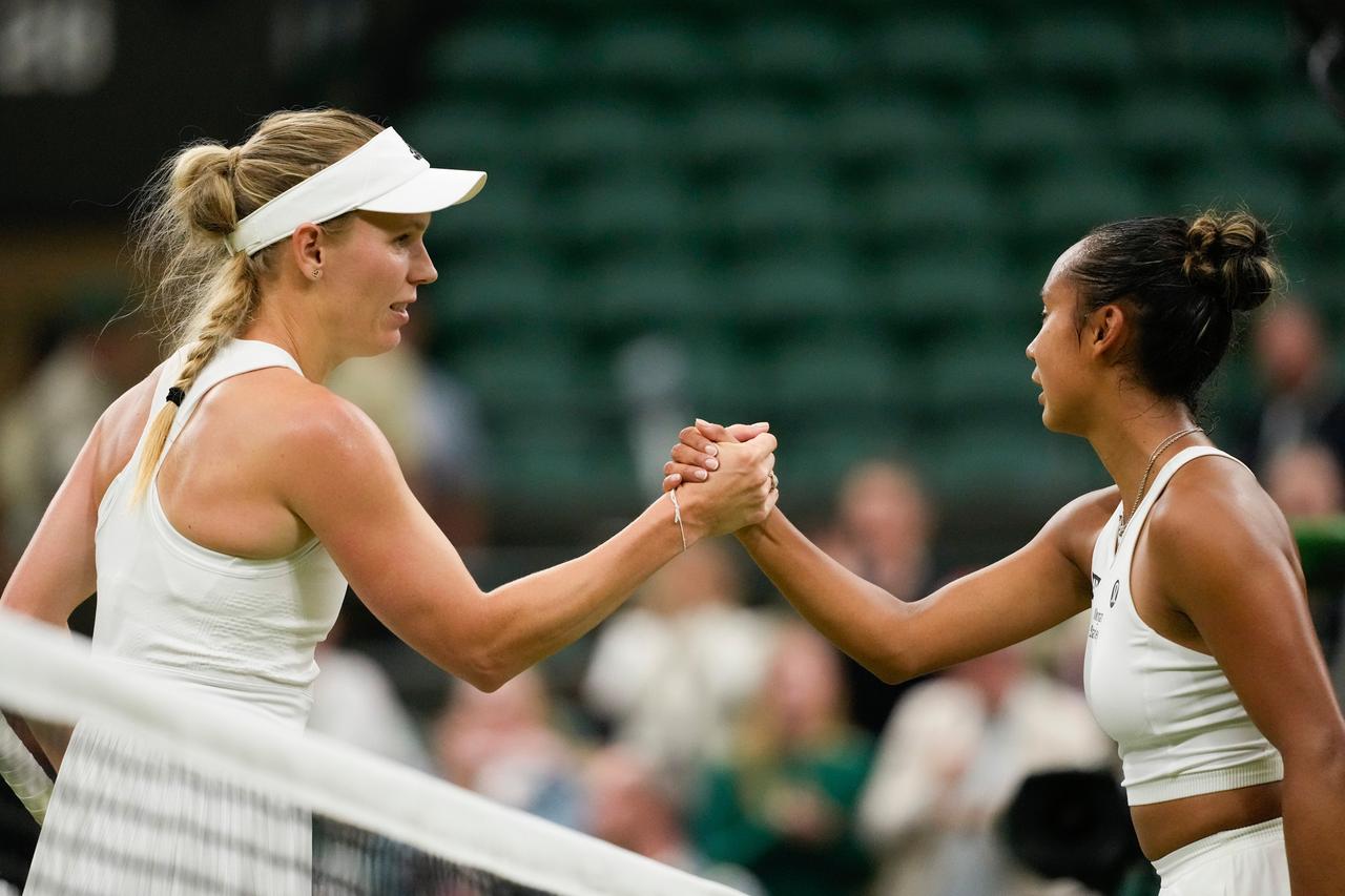 Caroline Wozniacki (links) und Leylah Fernandez beim Tennisturnier in Wimbledon
