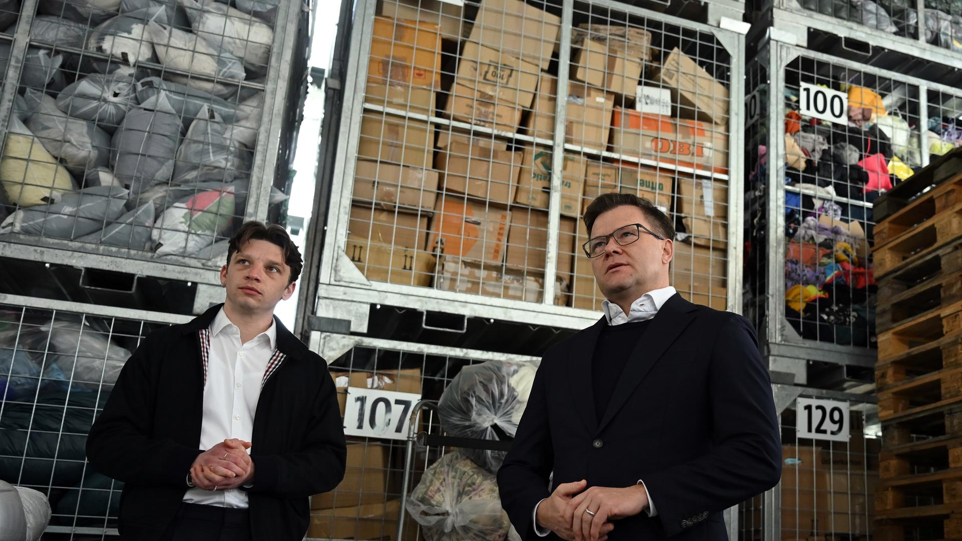 Berlin: Carsten Schneider (SPD), Bundesminister für Umwel steht mit Eike Müller, Leitung Büro Berlin, im Charity Lab der Deutschen Kleiderstiftung.