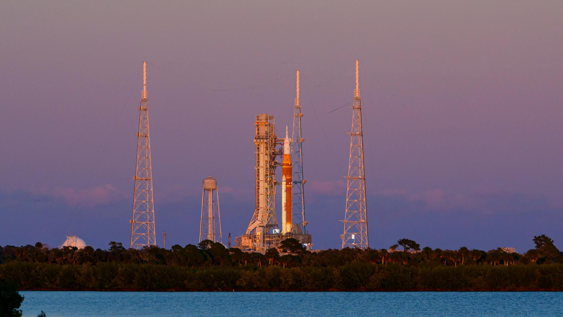 Das Kennedy Space Center der Nasa in Florida mit dem Orion-Raumschiff der NASA, das sich auf der mobilen Trägerrakete "Artemis 2" befindet.