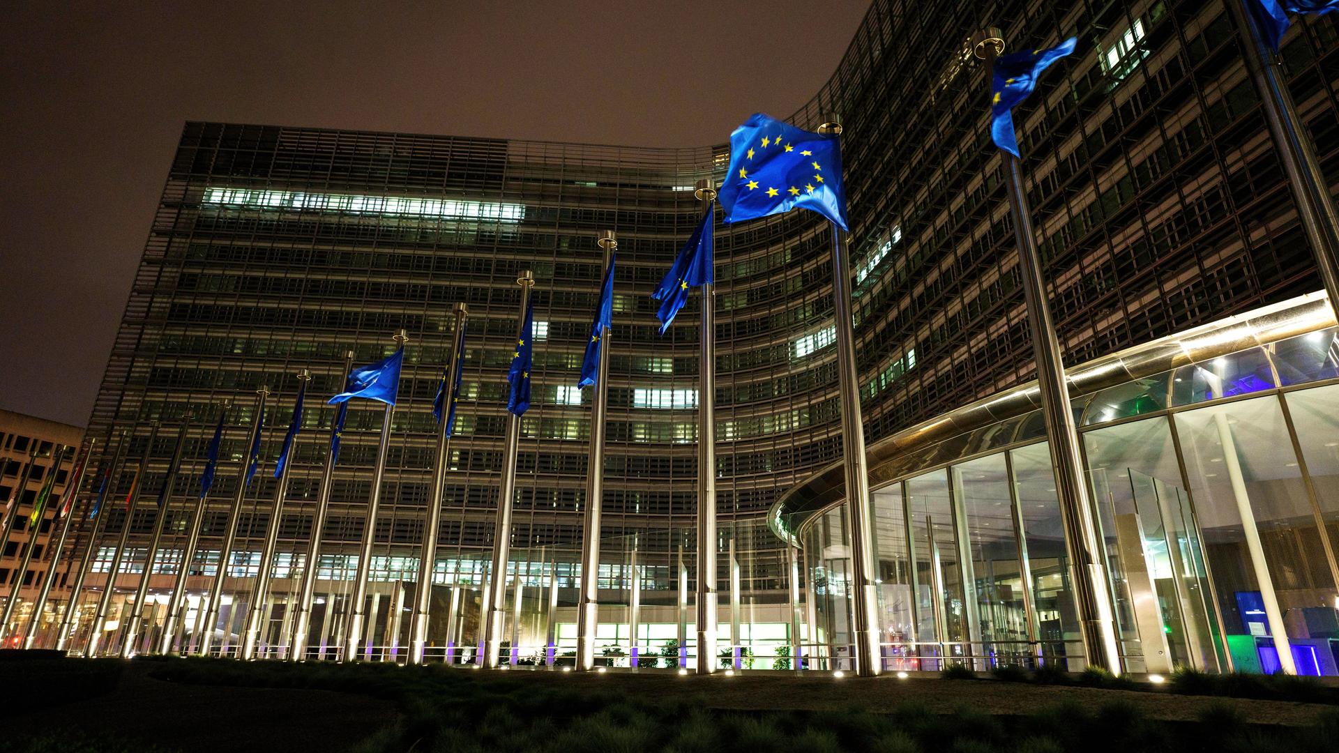 Das beleuchtete Gebäude der EU-Kommission in Brüssel bei Nacht.