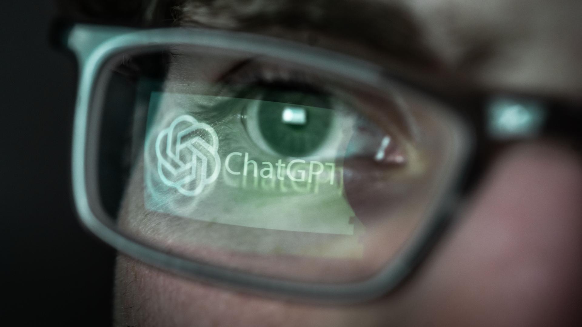 In der Brille eines registrierten Nutzers spiegelt sich das Logo von ChatGPT. Das vom US-amerikanischen Unternehmen OpenAI entwickelte Sprachprogramm basiert auf künstlicher Intelligenz.