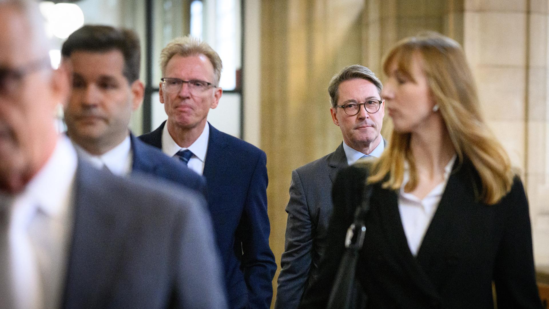 Andreas Scheuer (hinten r, CSU), ehemaliger Bundesverkehrsminister, und Gerhard Schulz (hinten l), ehemaliger Staatssekretär im Bundesverkehsministerium, kommen mit ihren Anwälten zum Prozess.