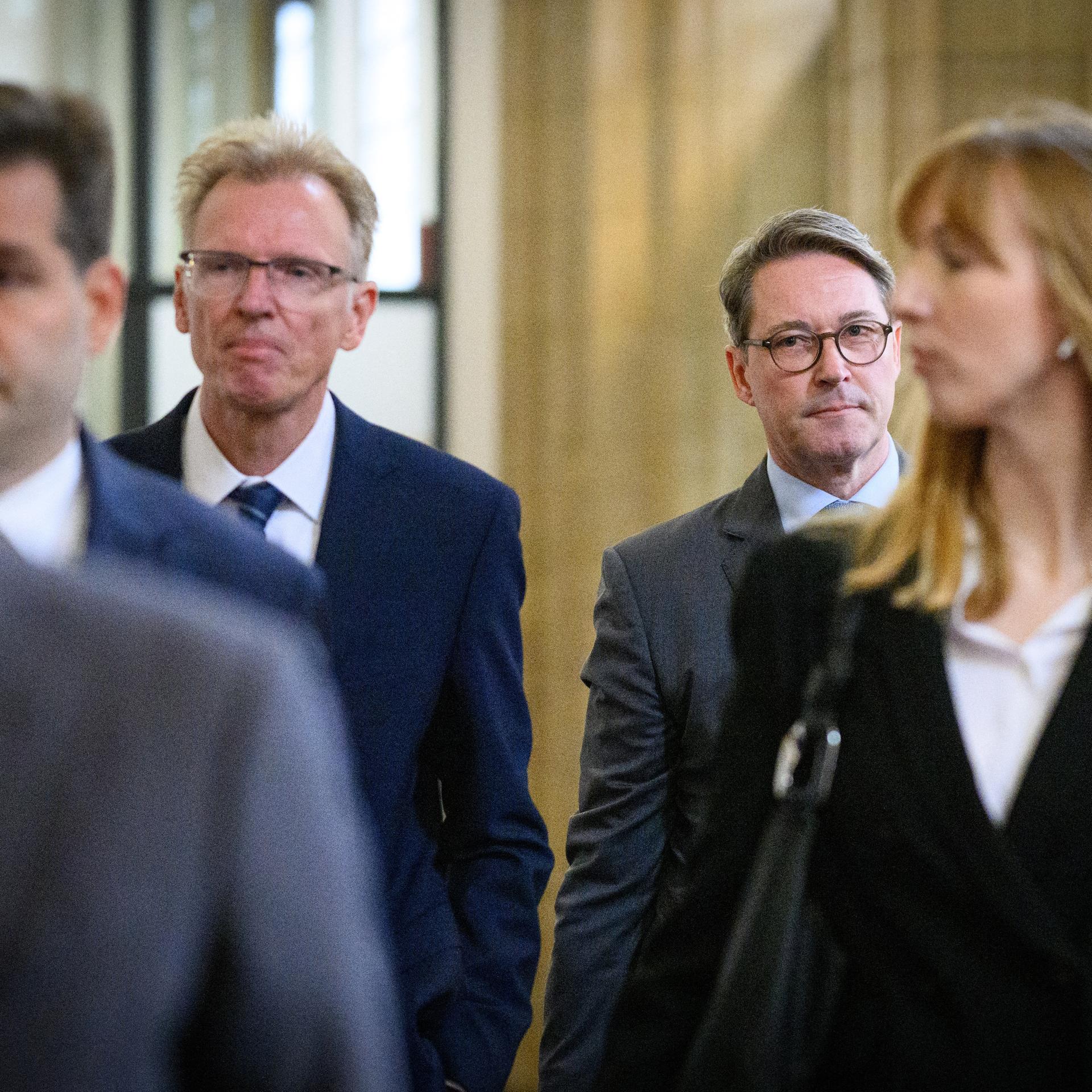 Andreas Scheuer (hinten r, CSU), ehemaliger Bundesverkehrsminister, und Gerhard Schulz (hinten l), ehemaliger Staatssekretär im Bundesverkehsministerium, kommen mit ihren Anwälten zum Prozess.