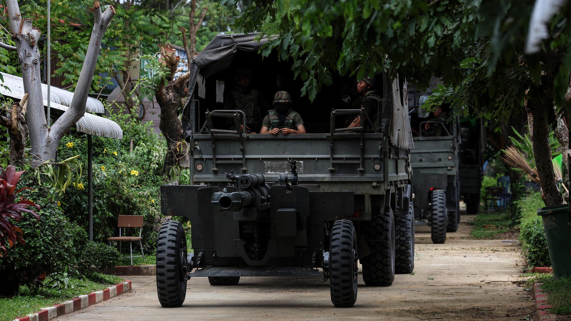 Thailändisches Militärfahrzeug fährt durch die Surin Provinz Thailändisches Militärfahrzeug fährt durch die Surin Provinz