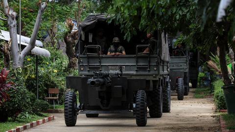 Thailändisches Militärfahrzeug fährt durch die Surin Provinz 