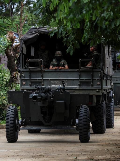 Thailändisches Militärfahrzeug fährt durch die Surin Provinz 
