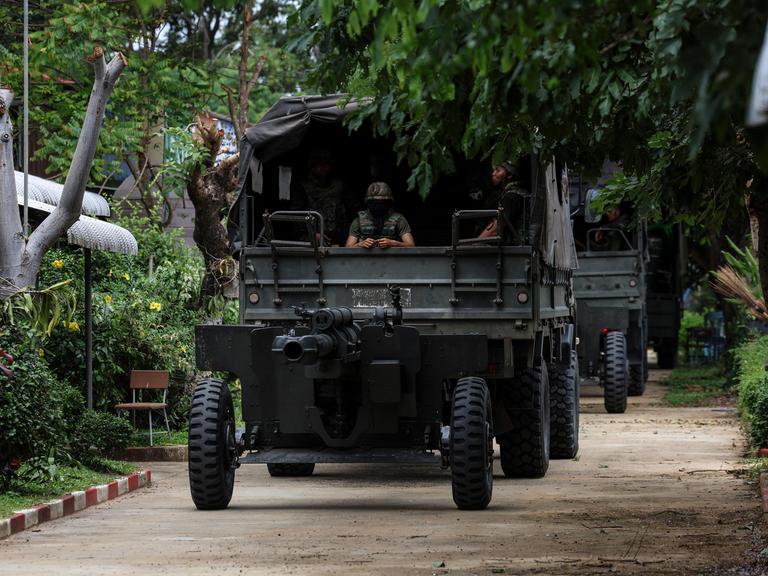 Thailändisches Militärfahrzeug fährt durch die Surin Provinz 