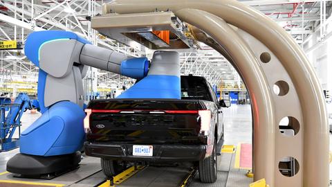 Das Bild zeigt eine Produktionsstraße für E-Autos in den USA.