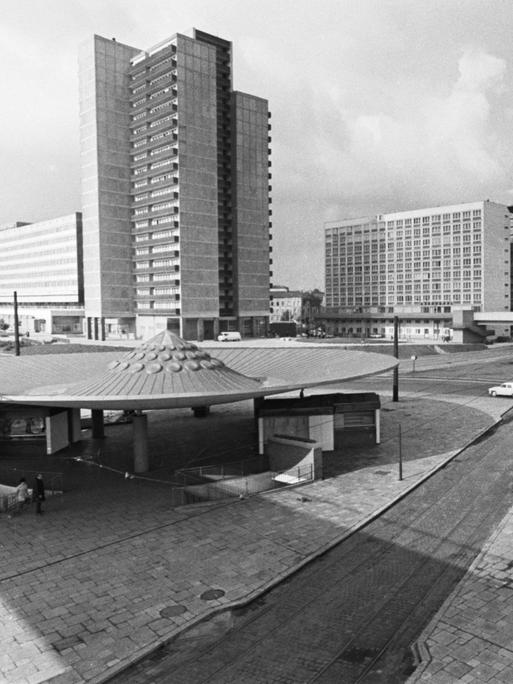 Schwarz-weiße Architekturaufnahme eines modernen Platzes, der von Hochhäusern umgeben ist