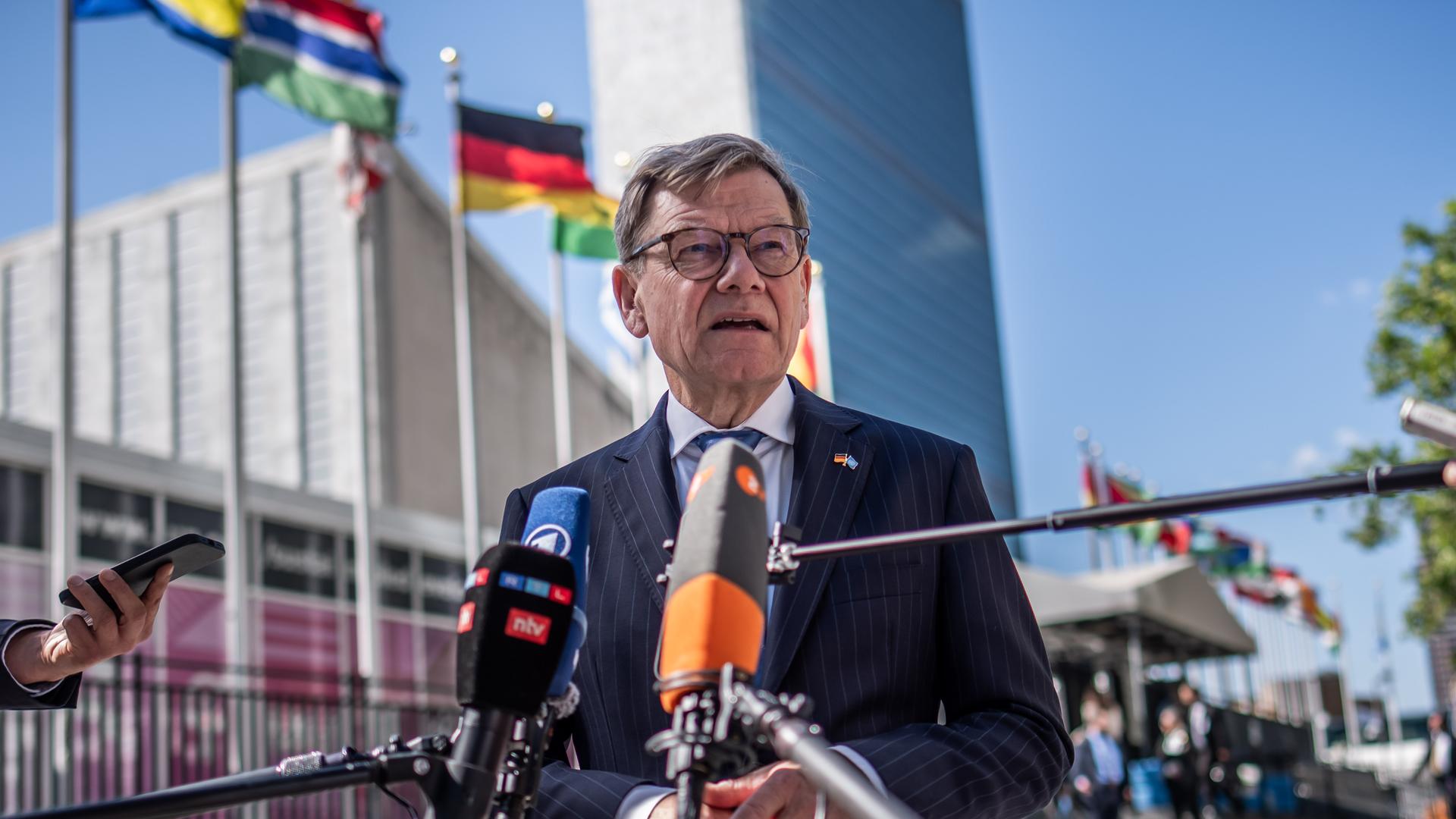 Außenminister Johann Wadephul (CDU) spricht vor dem Besuch bei den Vereinten Nationen in New York in Mikrofone deutscher Medien. Außenminister Johann Wadephul (CDU) spricht vor dem Besuch bei den Vereinten Nationen in New York in Mikrofone deutscher Medien.