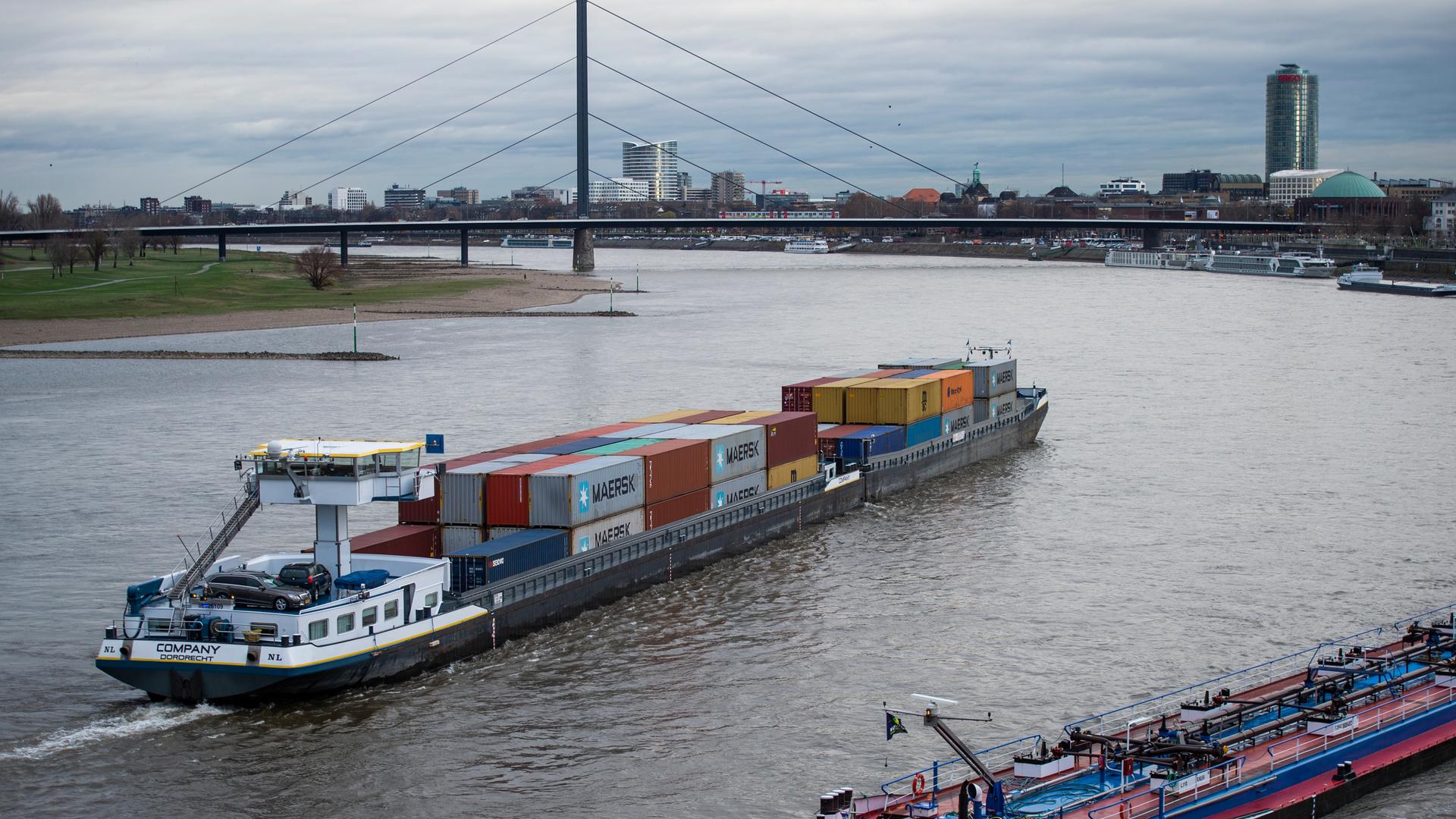 Frachtschiffe fahren in Düsseldorf auf dem Rhein