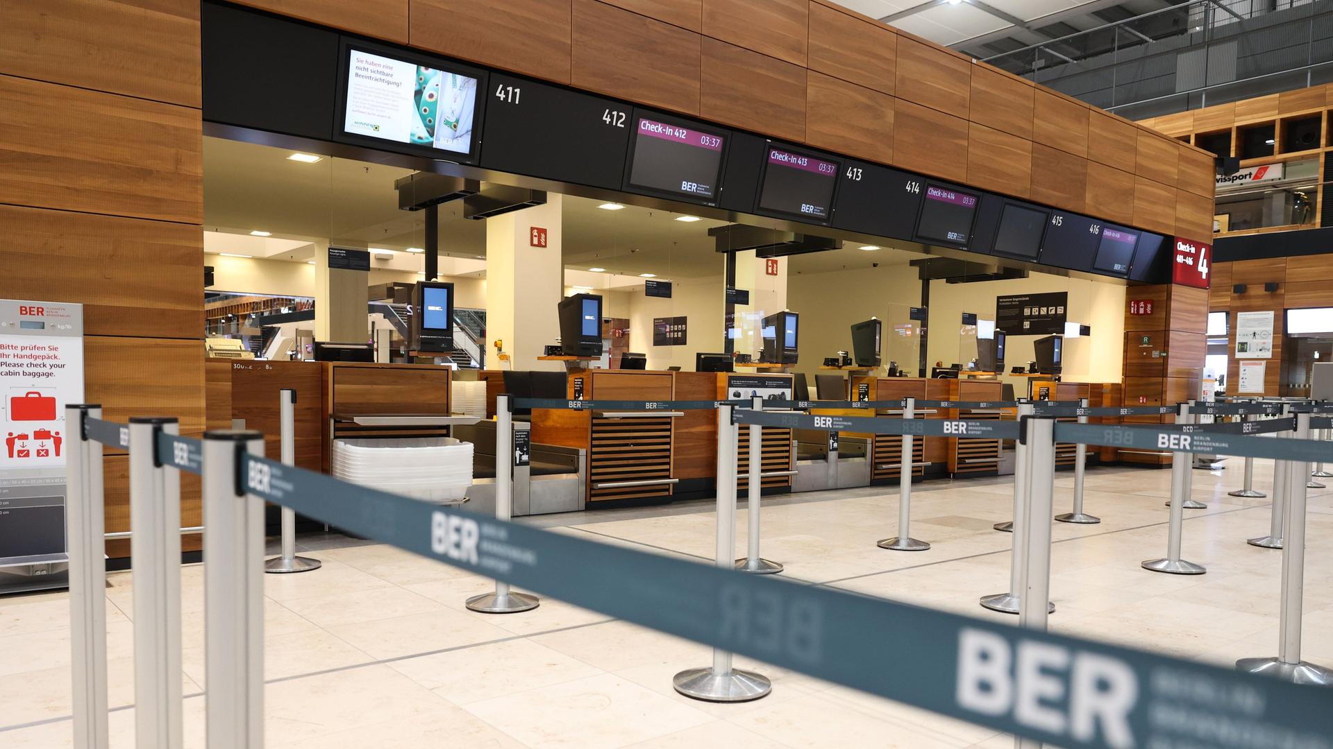 Berlin: Blick in ein nahezu menschenleeres Terminal am Flughafen BER. Alle abgehenden Flüge wurden gestrichen.