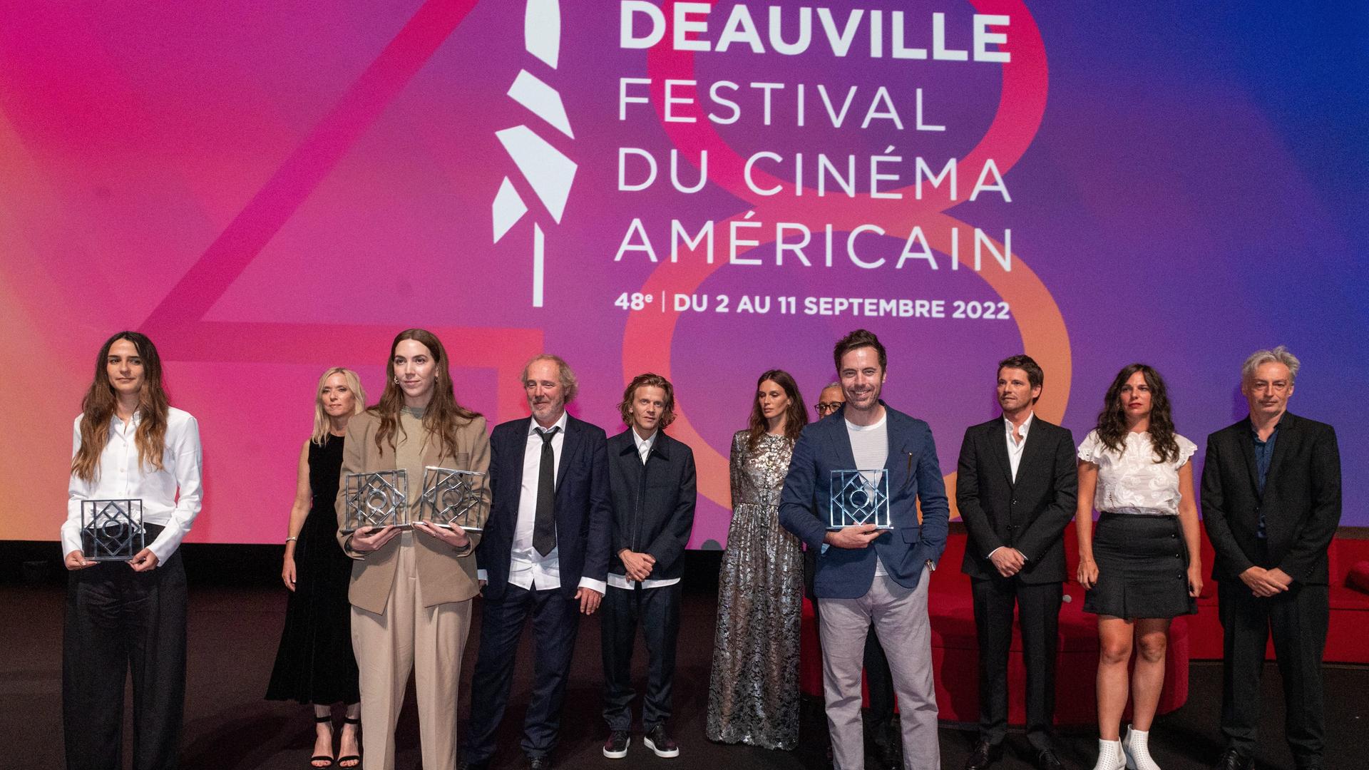 Mehrere Preisträger beim Festival des amerikanischen Films im französischen Deauville 2022 vor einem Banner des Festivals. Mehrere Preisträger beim Festival des amerikanischen Films im französischen Deauville 2022 vor einem Banner des Festivals.
