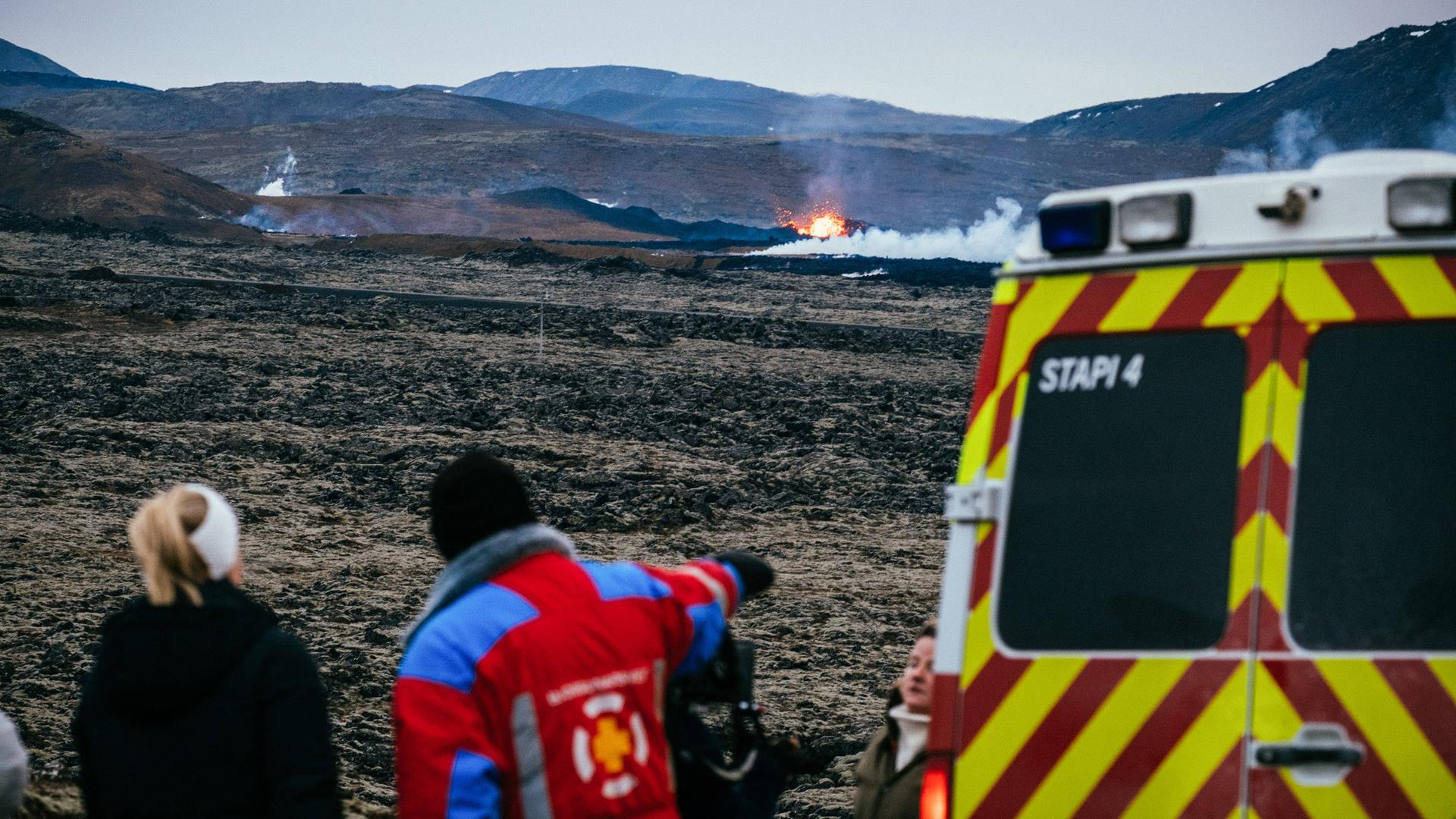 Grindavik, Island: Rettungsleute leisten Hilfe nach einem Vulkanausbruch