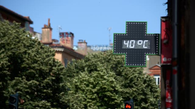Eine digitale Anzeige an einer Haus-Wand zeigt 40 Grad an.