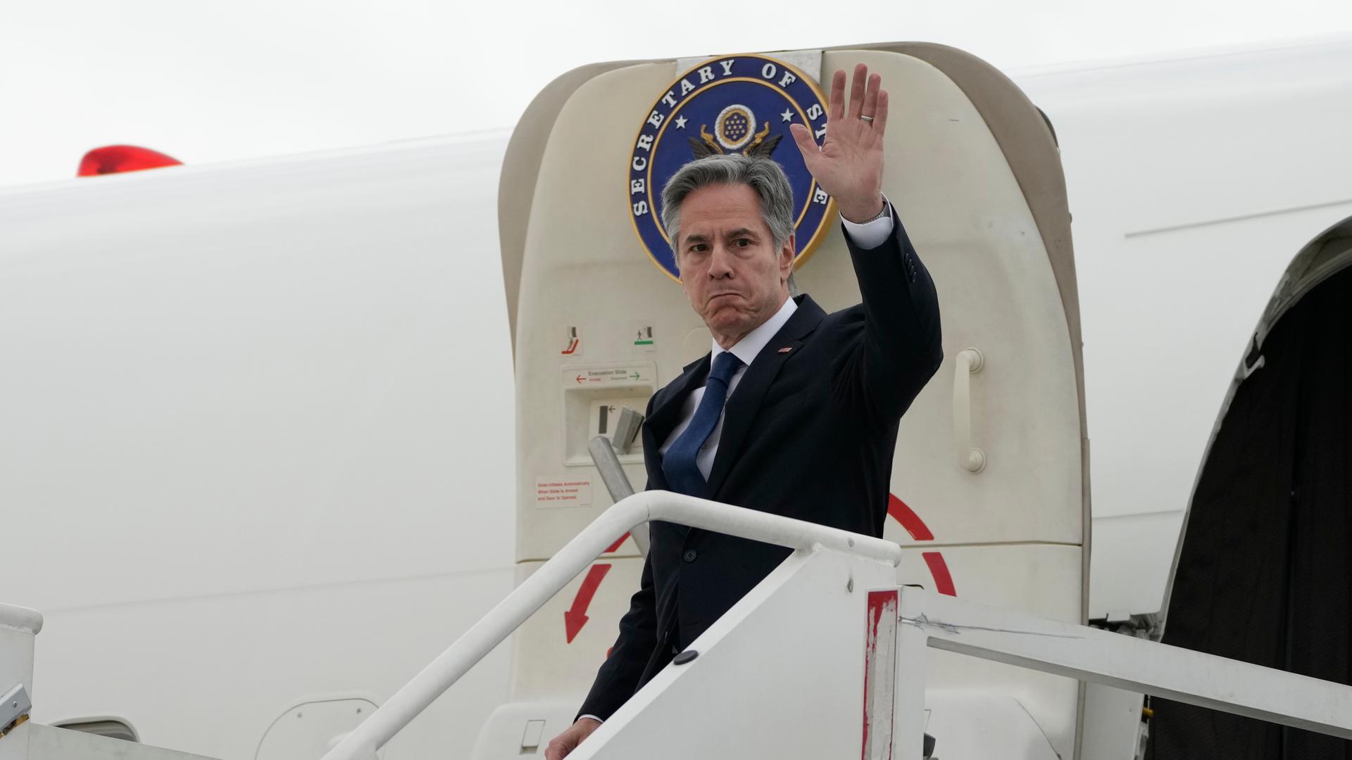 Das Bild zeigt Antony Blinken, US-Außenminister, bei seinem Eintreffen in Mexiko. Er winkt beim Verlassen seines Flugzeugs.