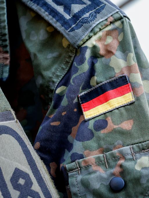 Deutsche Soldatenuniformen in einer Nahaufnahme. 