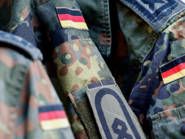 Deutsche Soldatenuniformen in einer Nahaufnahme. 
