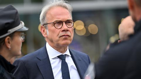 Georg Maier (SPD), Minister für Inneres und Kommunales in Thüringen. Er trägt eine Brille sowie einen blauen Anzug mit Krawatte.