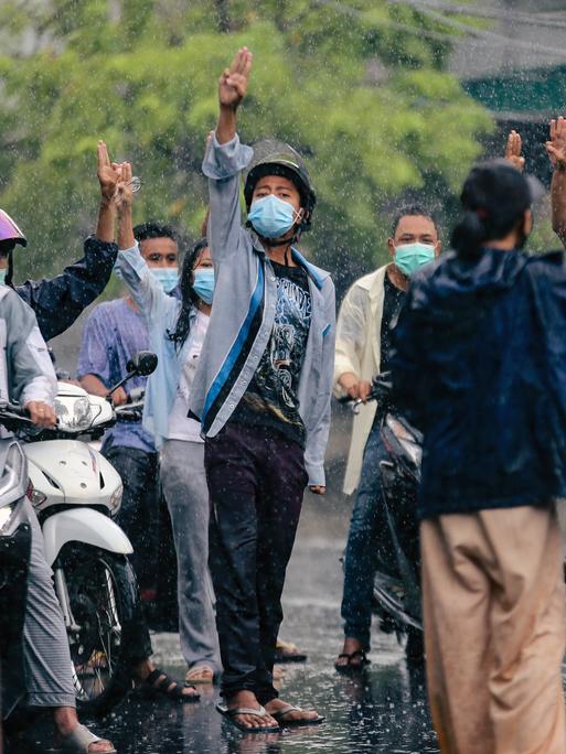 Menschen protestieren am 18. Juni 2021 in Myanmar. 