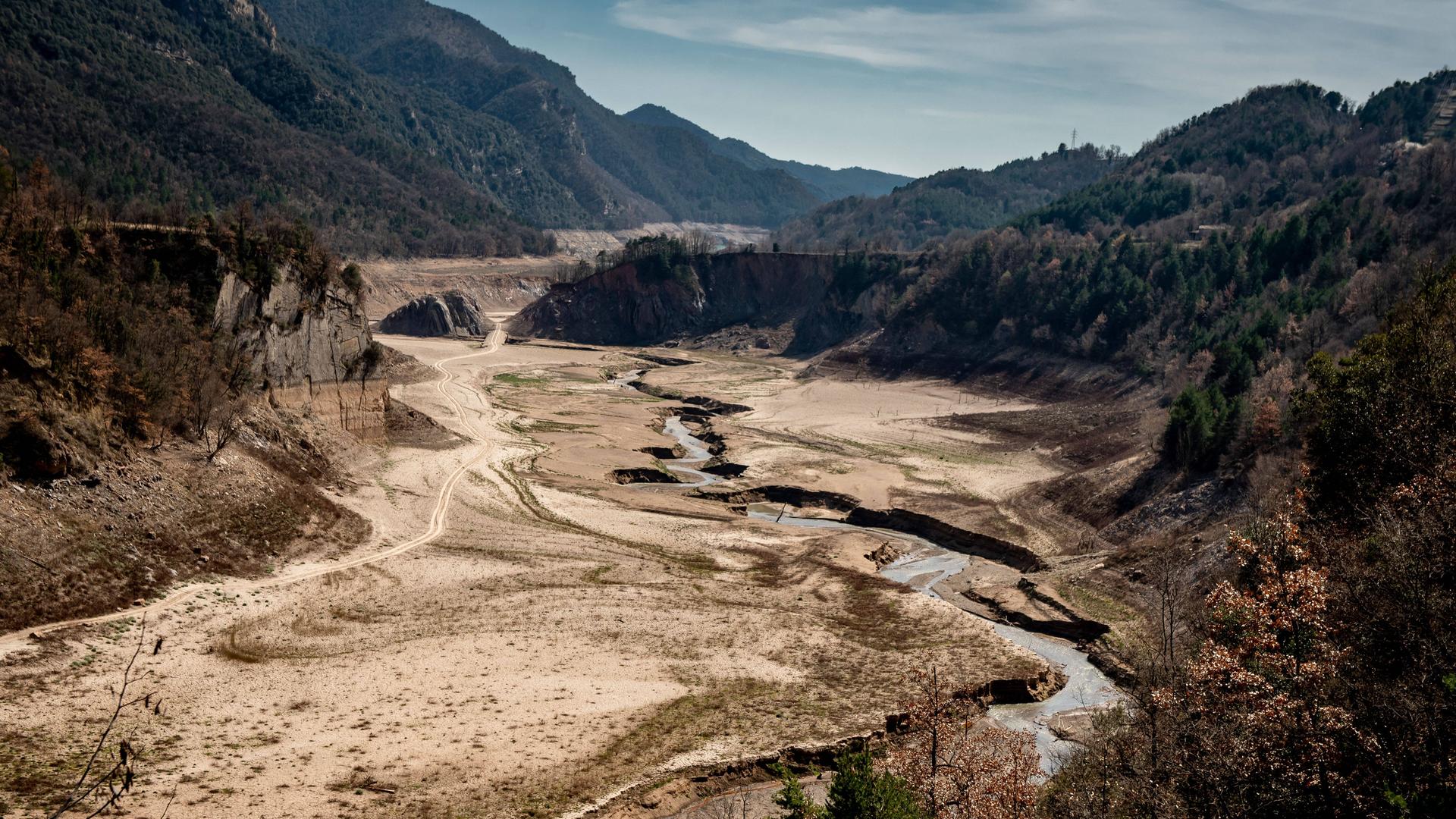 Dürre in Katalonien im März 2023. Ein fast komplett ausgetrocknetes Flussbett des Riu Llobregat. 