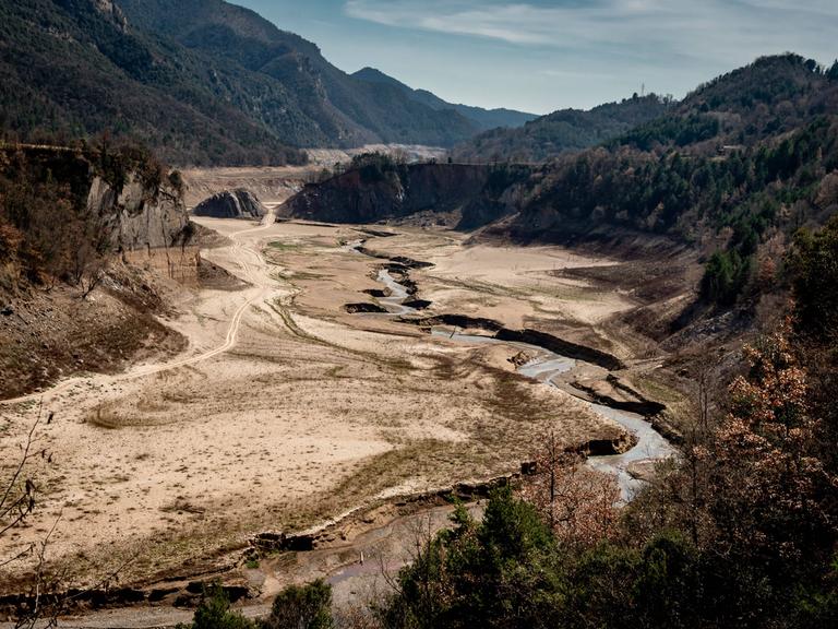 Dürre in Katalonien im März 2023. Ein fast komplett ausgetrocknetes Flussbett des Riu Llobregat. 