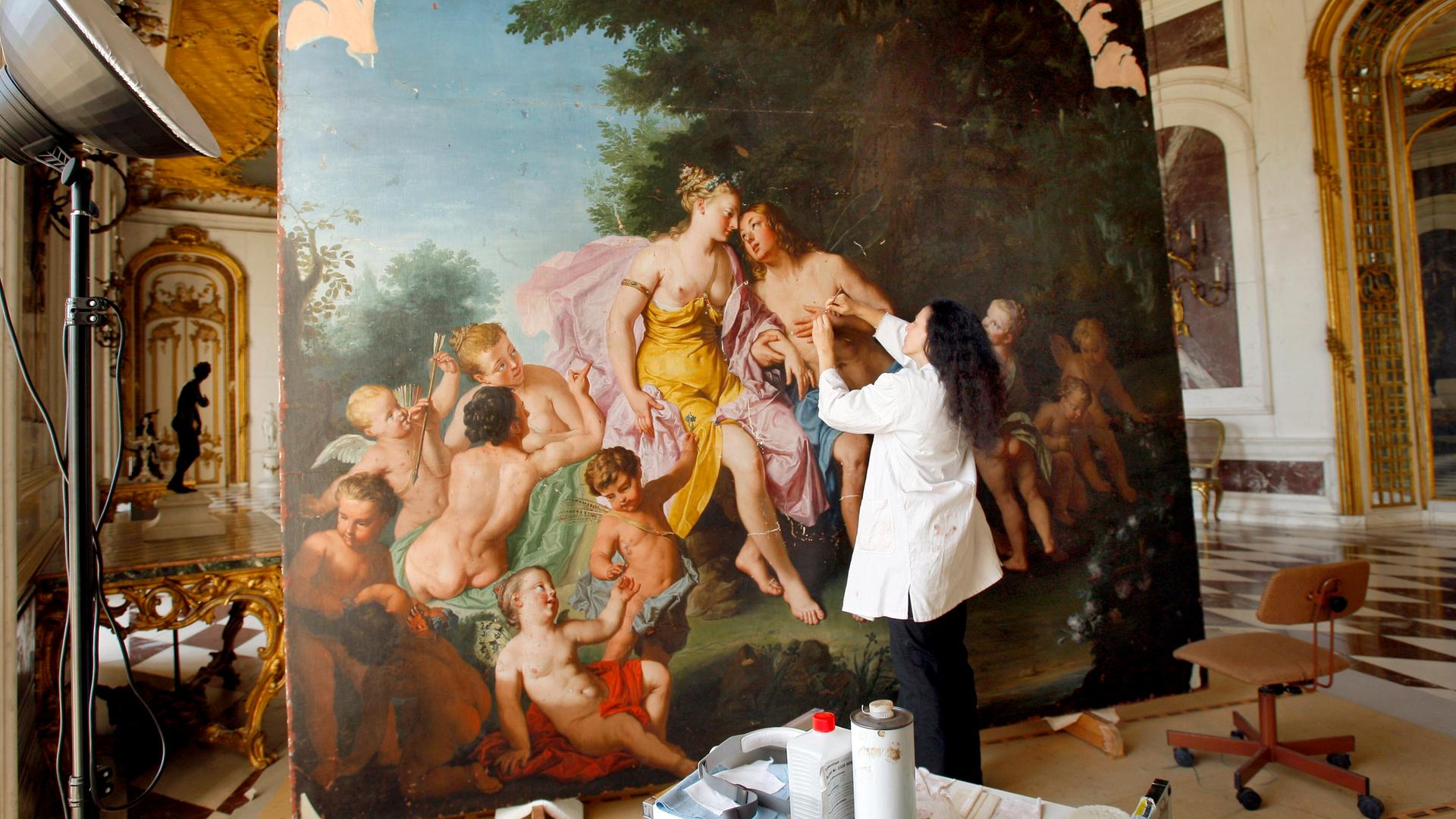 Eine Gemälderestauratorin restauriert im Neuen Palais im Park Sanssouci in Potsdam das Gemälde "Zephir und Flora im Frühling" aus dem 18. Jahrhundert (Künstler unbekannt). Eine Gemälderestauratorin restauriert im Neuen Palais im Park Sanssouci in Potsdam das Gemälde "Zephir und Flora im Frühling" aus dem 18. Jahrhundert (Künstler unbekannt).