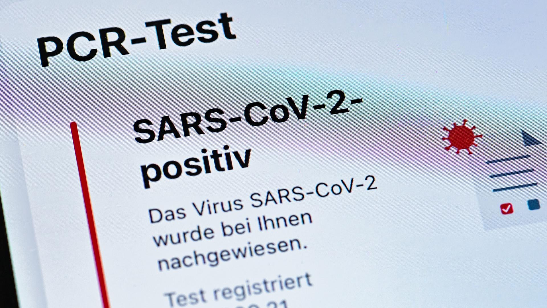 Eine Anzeige der Corona-Warnapp zeigt einen positiven PCR-Test. Eine Anzeige der Corona-Warnapp zeigt einen positiven PCR-Test.