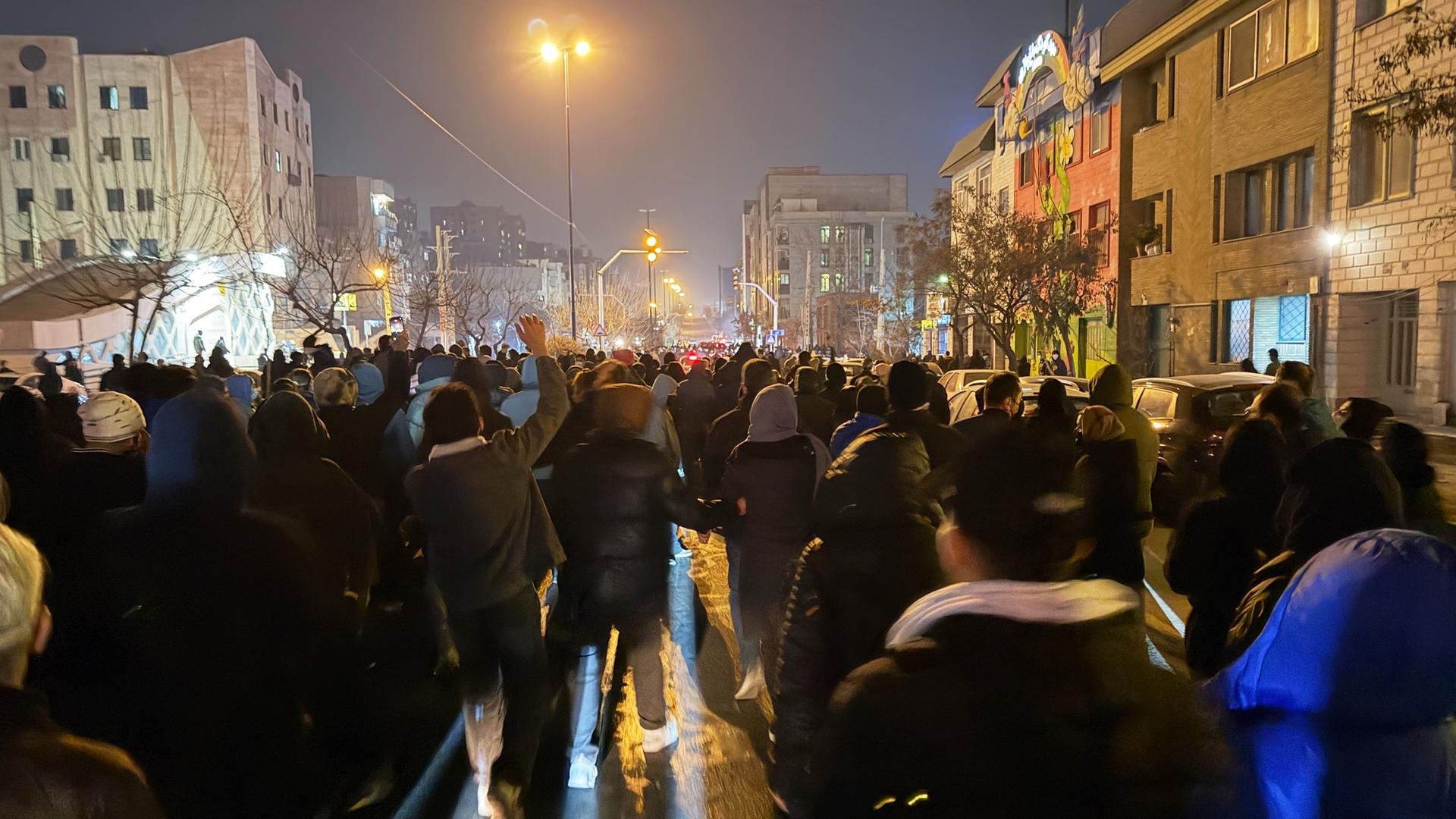 Dieses am 08. Januar aufgenommene und am 13. Januar via AP zur Verfügung gestellte Foto soll Iraner bei einem Protest gegen die Regierung in Teheran zeigen. 