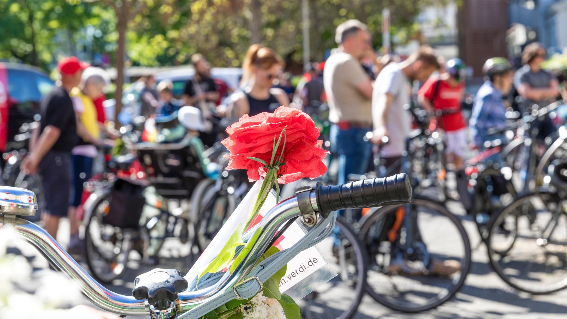 Menschen versammeln sich zu einer einer Fahrrad-Demo am Tag der Arbeit in Cottbus. Menschen versammeln sich zu einer einer Fahrrad-Demo am Tag der Arbeit in Cottbus.