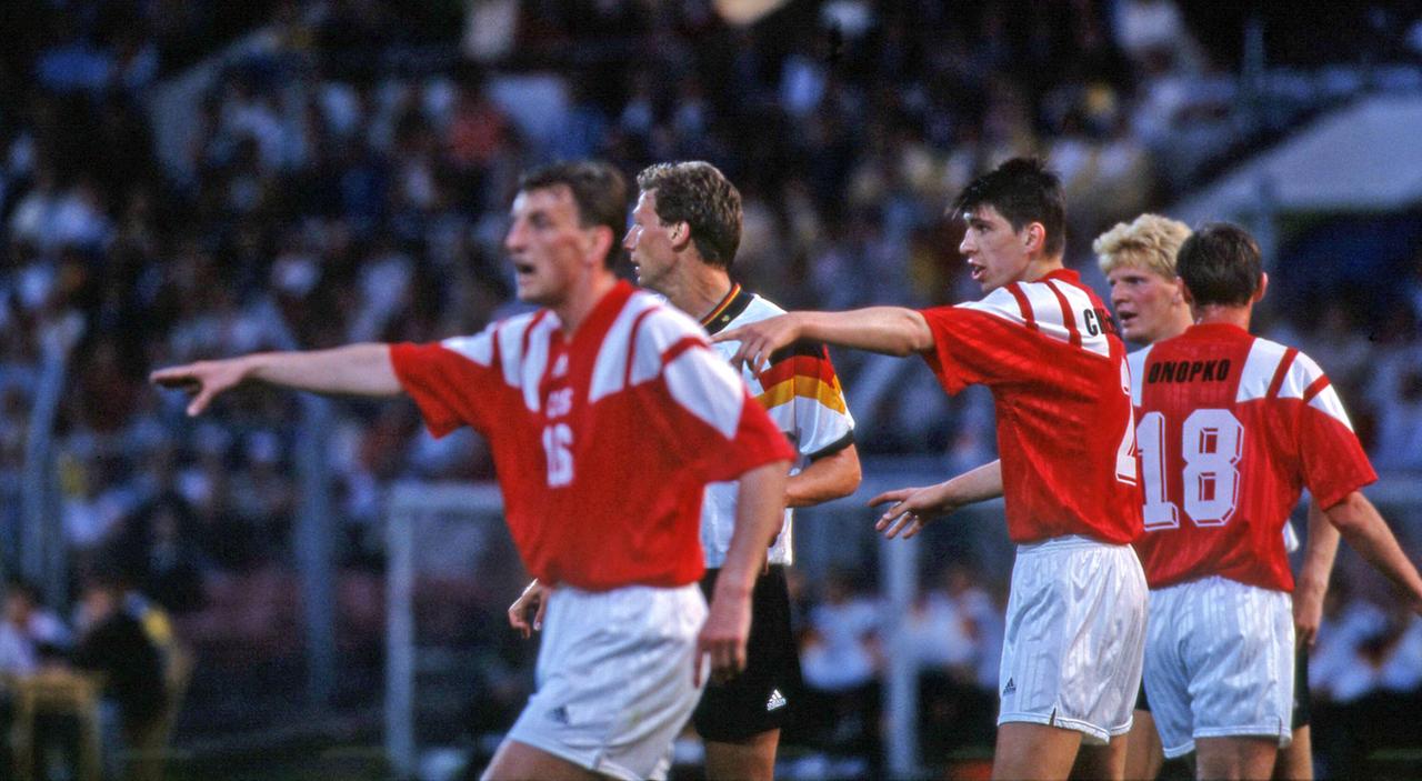 Szene aus dem Spiel Deutschland gegen die GUS in Norrköping bei der Fußball-EM 1992 in Schweden

