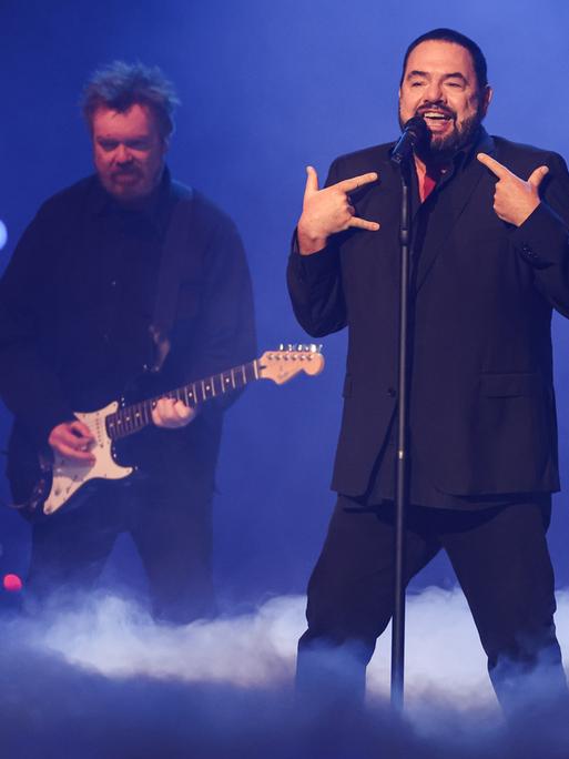 Alphaville Sänger Marian Gold und Gitarrist David Goodes am 19.10.2024 in der Westfalenhalle in Dortmund