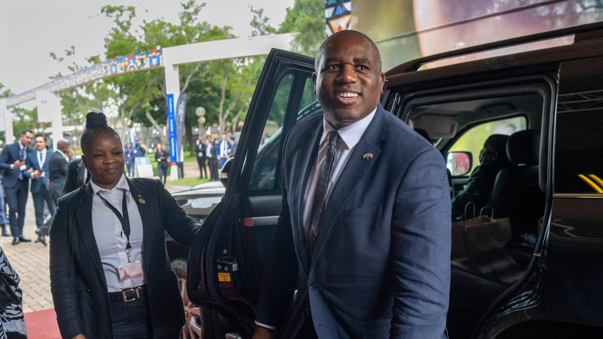 Das Bild zeigt den britischen Außenminister David Lammy bei seinem Eintreffen auf dem G20-Treffen in Johannesburg. 