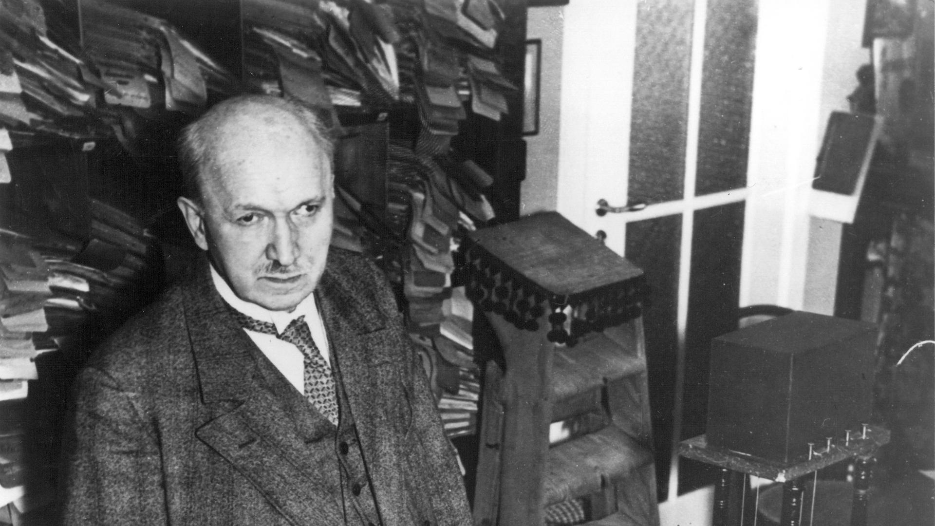 Der Psychiater und Sexualforscher in einem Archivraum mit technischen Apparaturen um 1932.