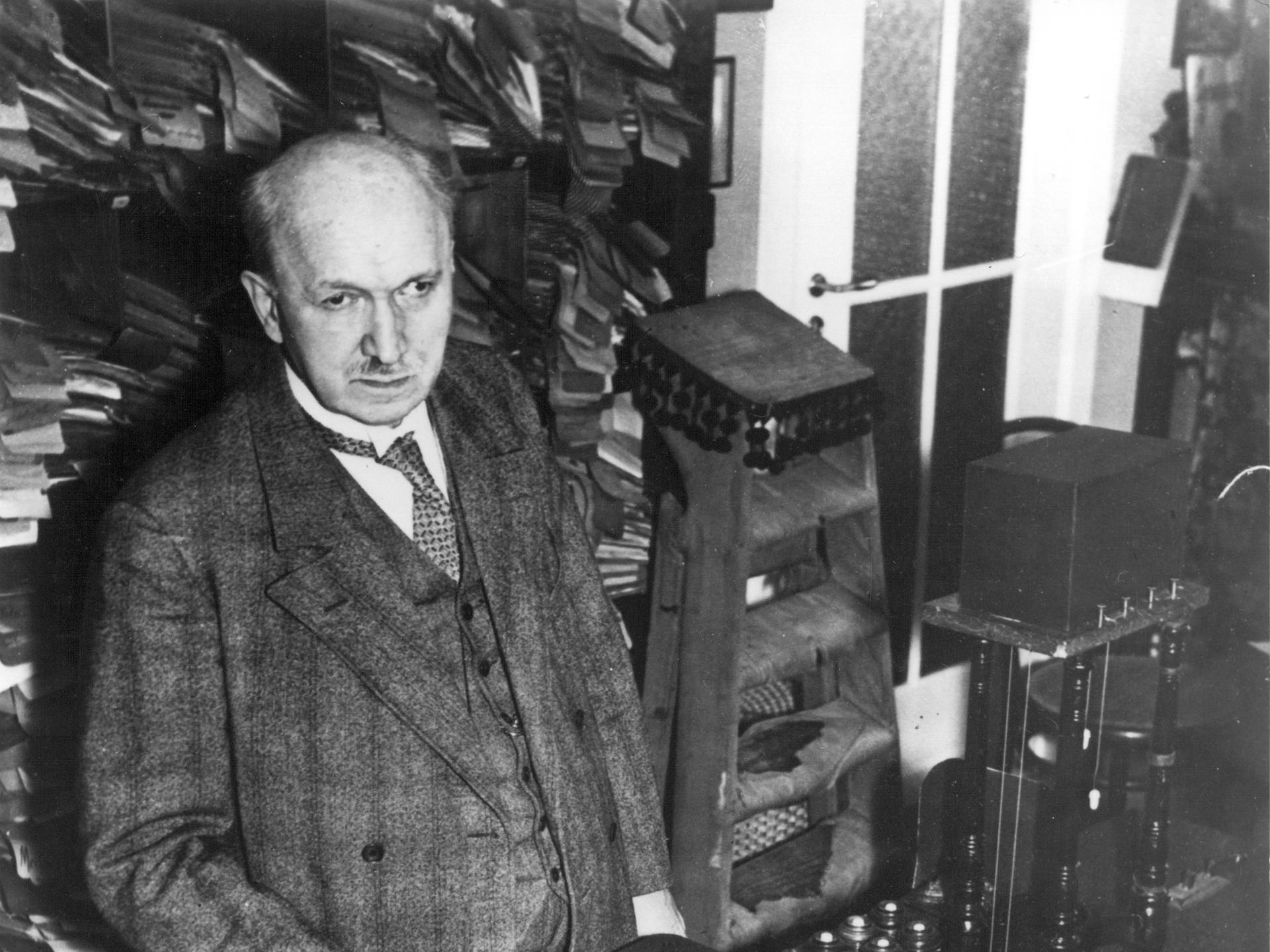 Der Psychiater und Sexualforscher in einem Archivraum mit technischen Apparaturen um 1932.