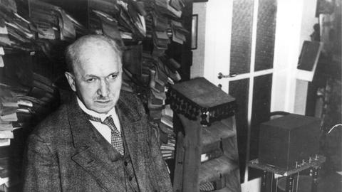 Der Psychiater und Sexualforscher in einem Archivraum mit technischen Apparaturen um 1932.