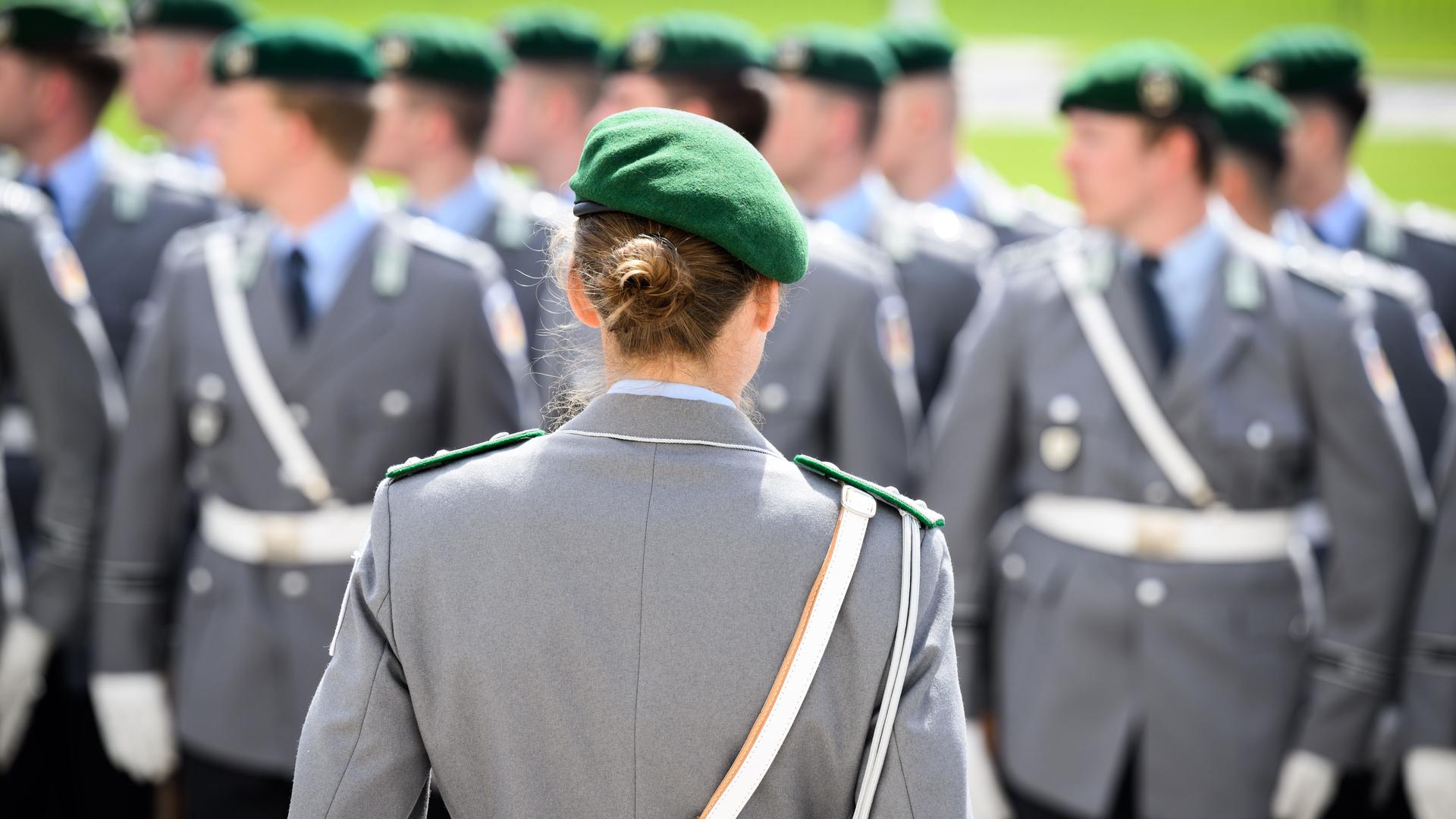 Berlin: Eine Vorgesetzte kommandiert Soldaten des Wachbataillons der Bundeswehr vor dem Schloss Bellevue.