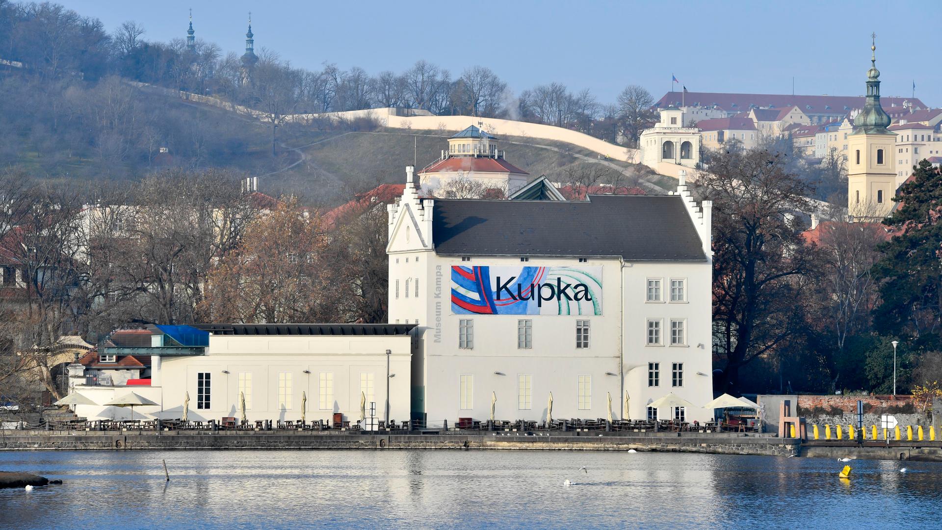 Das Museum Kampa am Ufer in Prag wirbt mit einem plakat für die ständige Ausstellung der Werke von Frantisek Kupka