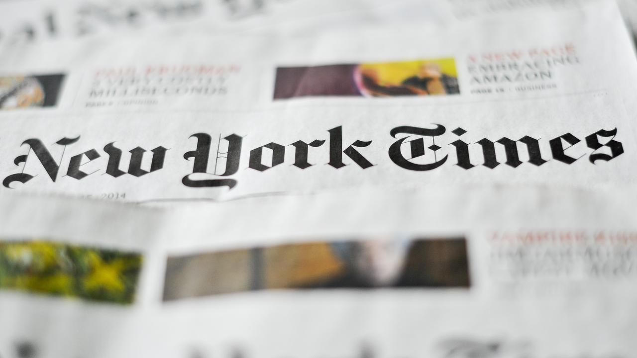 Verschiedene Ausgaben der Zeitung "New York Times" liegen auf einem Tisch. 
