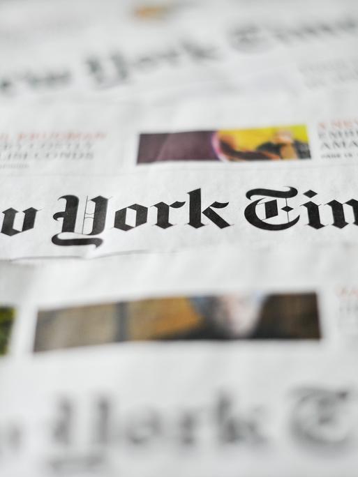 Verschiedene Ausgaben der Zeitung "New York Times" liegen auf einem Tisch. 