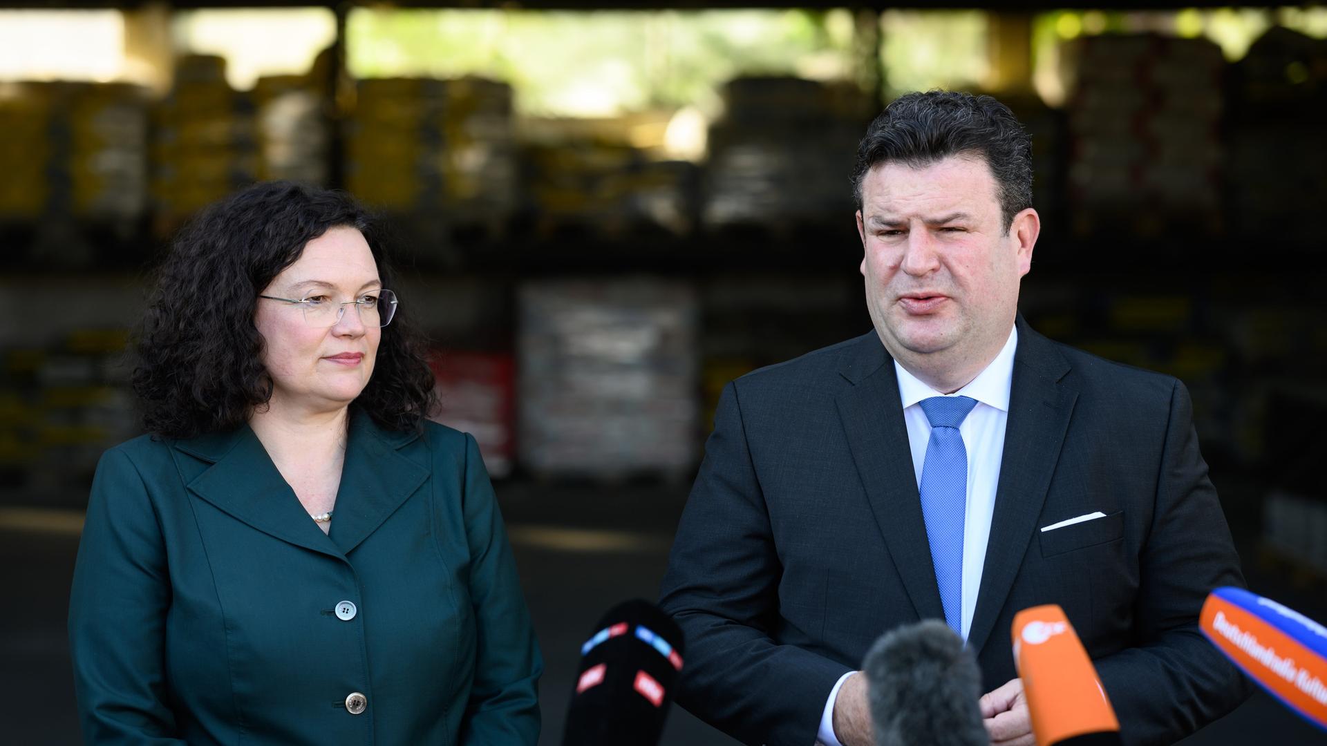 Hubertus Heil und Andrea Nahles geben bei einer früheren Gelegenheit gemeinsam ein Statement vor Mikrofonen ab. Hubertus Heil und Andrea Nahles geben bei einer früheren Gelegenheit gemeinsam ein Statement vor Mikrofonen ab.