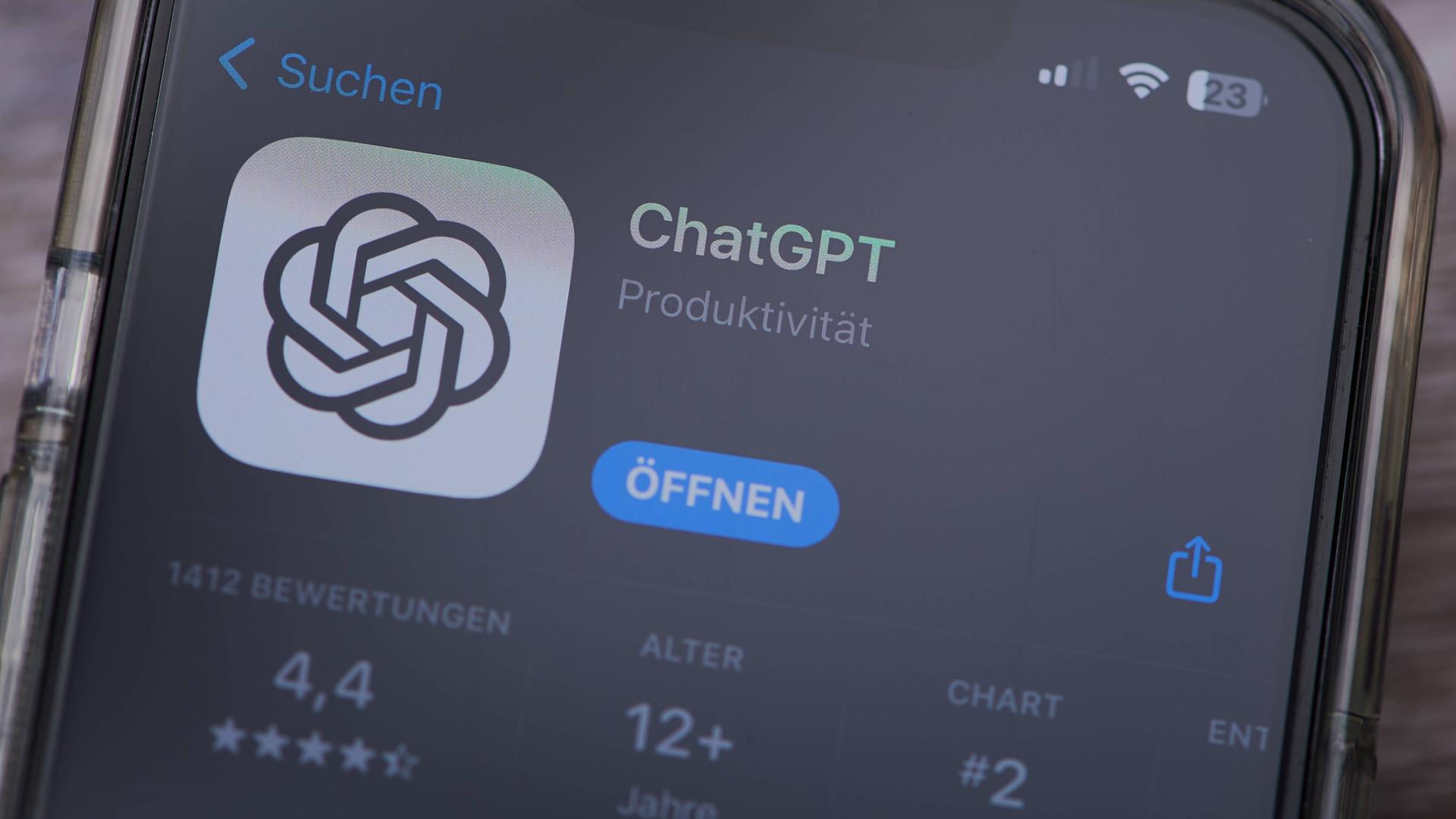 Auf einem Handybildschirm ist die App von Chat GPT zum Herunterladen geöffnet.