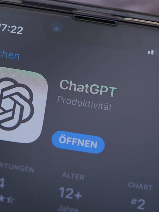 Auf einem Handybildschirm ist die App von Chat GPT zum Herunterladen geöffnet.